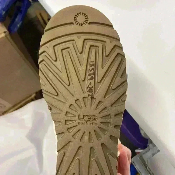 Ugg  size 5 lace up boots - Picture 4 of 8